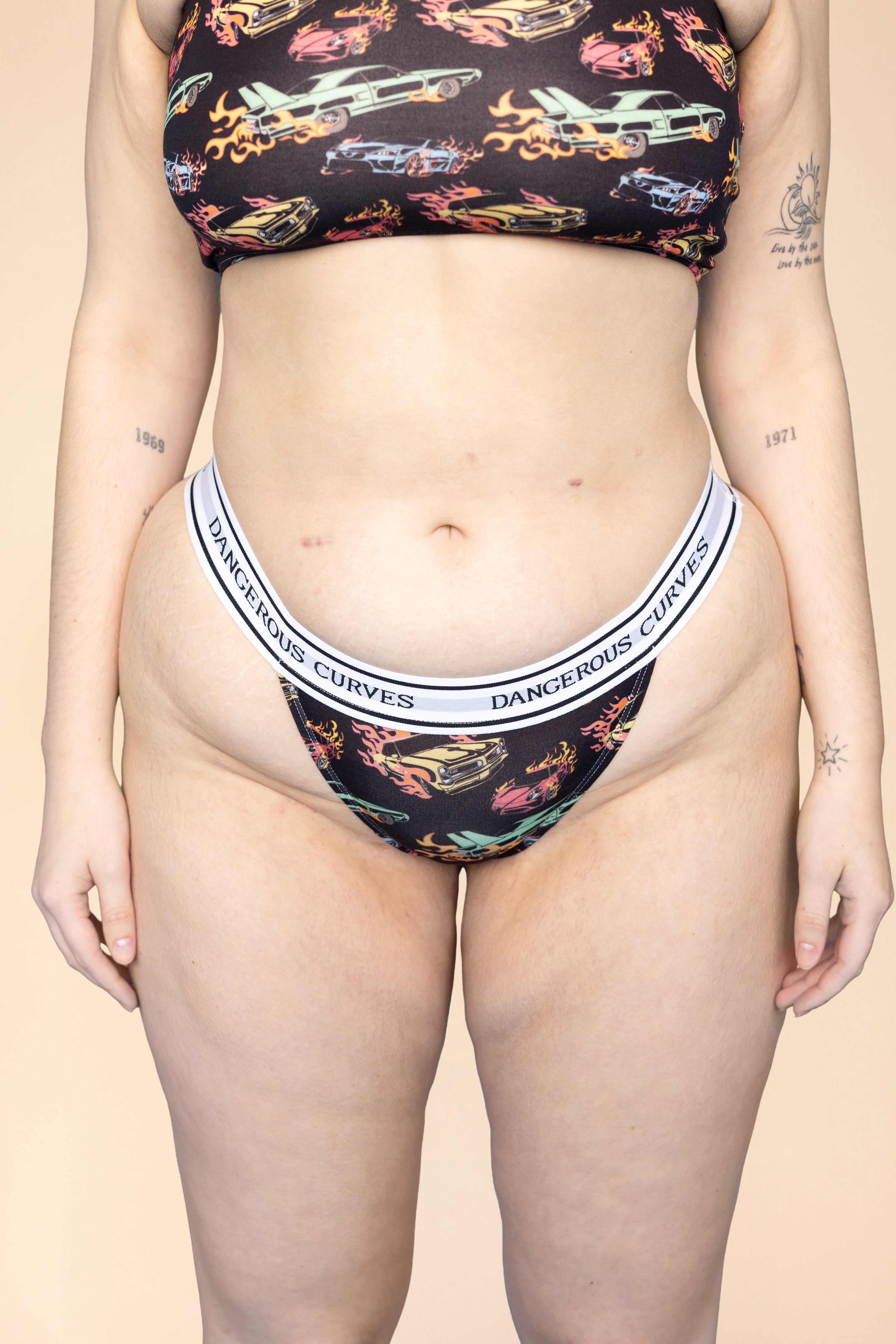 String Mini "DANGEROUS CURVES"